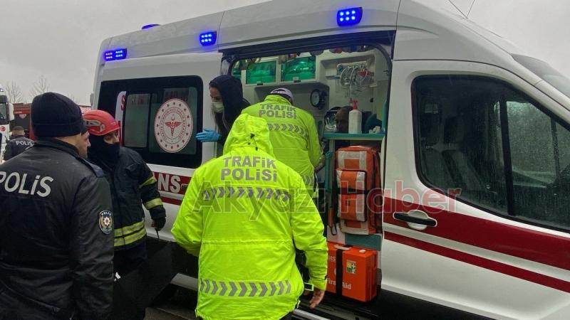 D-100'de feci kaza: Adapazarı minibüsü kamyona çarptı