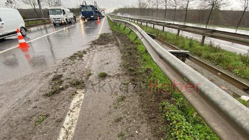 D-100'de feci kaza: Adapazarı minibüsü kamyona çarptı