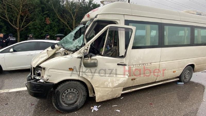 D-100'de feci kaza: Adapazarı minibüsü kamyona çarptı