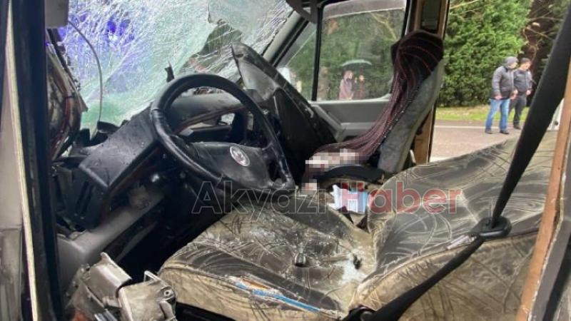 D-100'de feci kaza: Adapazarı minibüsü kamyona çarptı