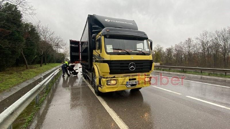 D-100'de feci kaza: Adapazarı minibüsü kamyona çarptı