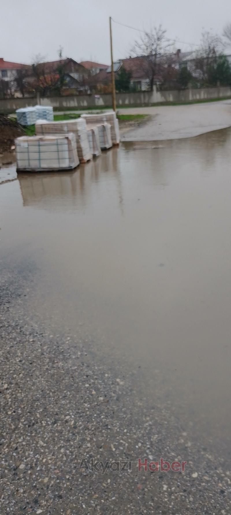 Akyazıda şiddetli yağış cadde ve sokaklara göle çevirdi