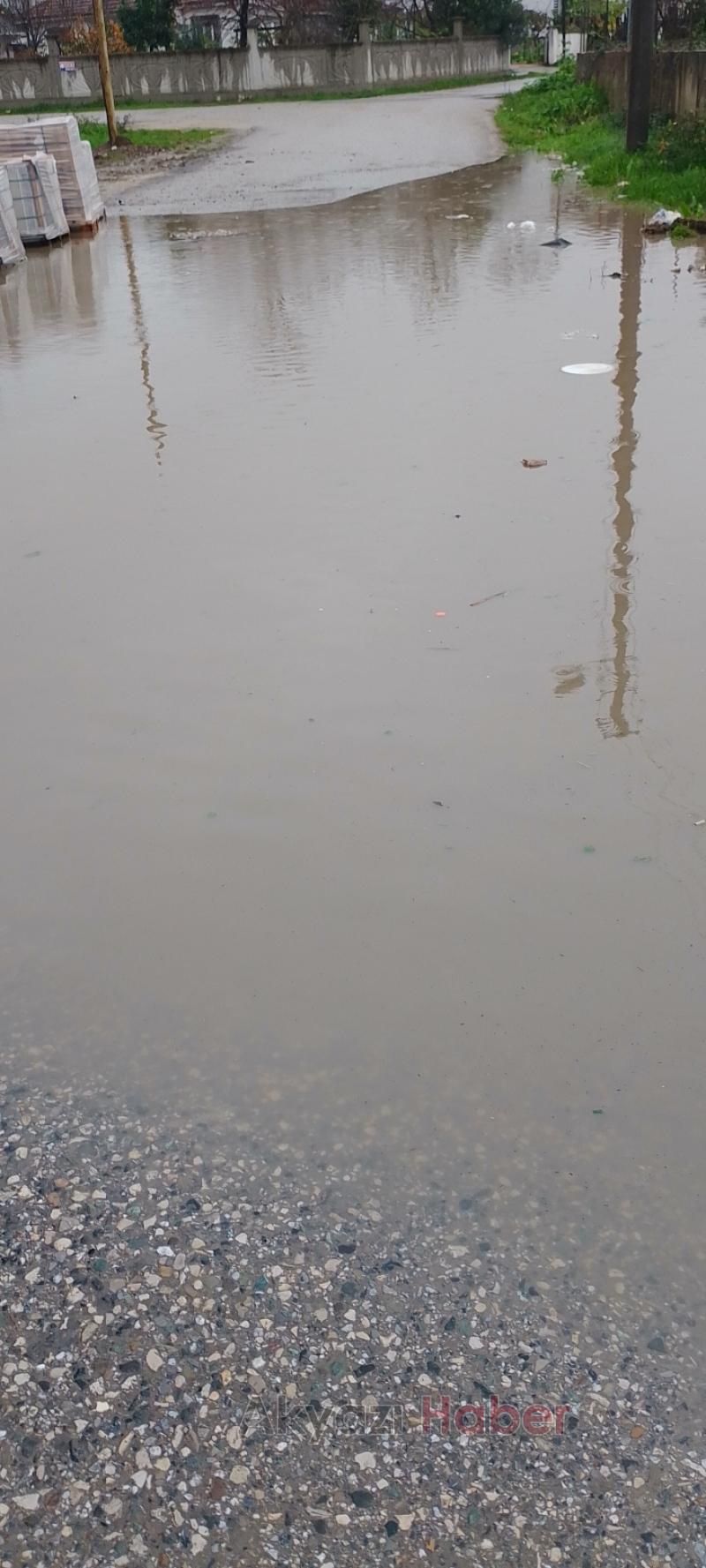 Akyazıda şiddetli yağış cadde ve sokaklara göle çevirdi