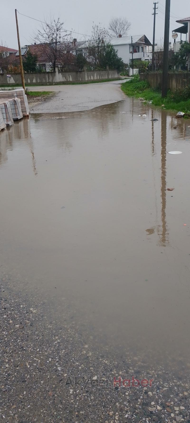 Akyazıda şiddetli yağış cadde ve sokaklara göle çevirdi