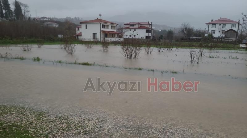 Akyazıda şiddetli yağış cadde ve sokaklara göle çevirdi