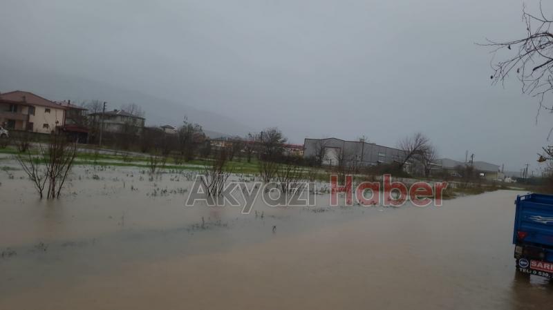 Akyazıda şiddetli yağış cadde ve sokaklara göle çevirdi