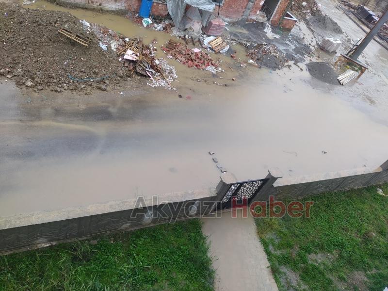 Akyazıda şiddetli yağış cadde ve sokaklara göle çevirdi