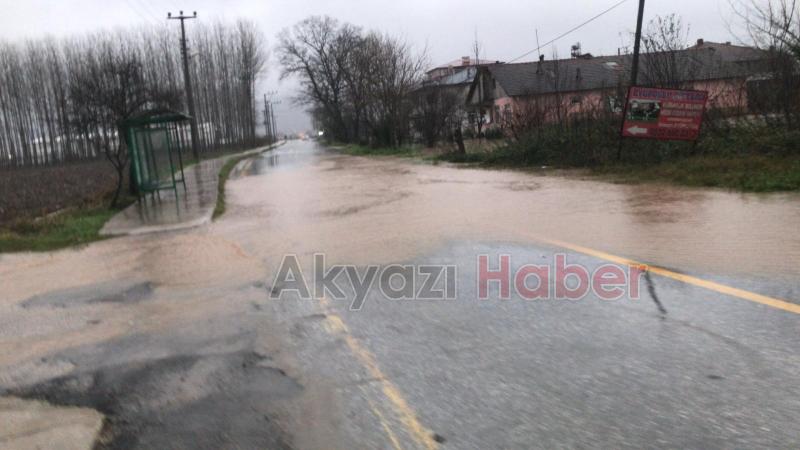Akyazıda şiddetli yağış cadde ve sokaklara göle çevirdi