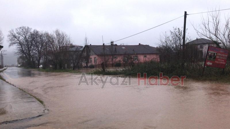 Akyazıda şiddetli yağış cadde ve sokaklara göle çevirdi
