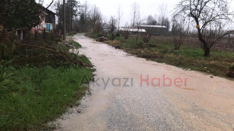 Akyazıda şiddetli yağış cadde ve sokaklara göle çevirdi