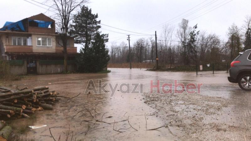 Akyazıda şiddetli yağış cadde ve sokaklara göle çevirdi