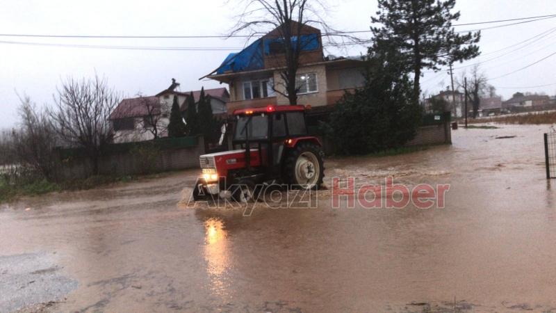Akyazıda şiddetli yağış cadde ve sokaklara göle çevirdi