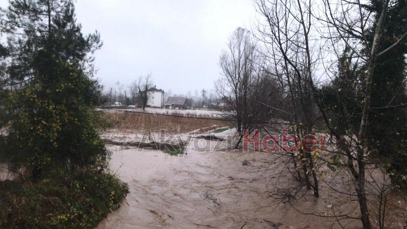 Akyazıda şiddetli yağış cadde ve sokaklara göle çevirdi