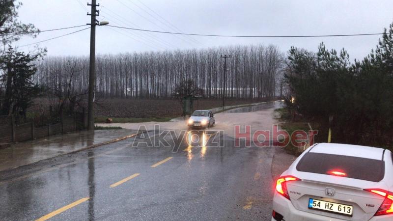 Akyazıda şiddetli yağış cadde ve sokaklara göle çevirdi