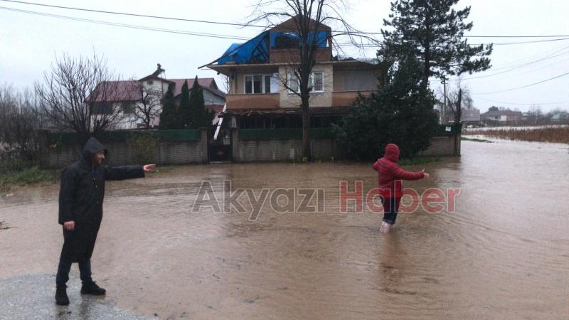 Akyazıda şiddetli yağış cadde ve sokaklara göle çevirdi