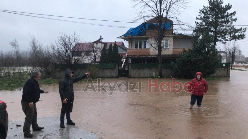 Akyazıda şiddetli yağış cadde ve sokaklara göle çevirdi
