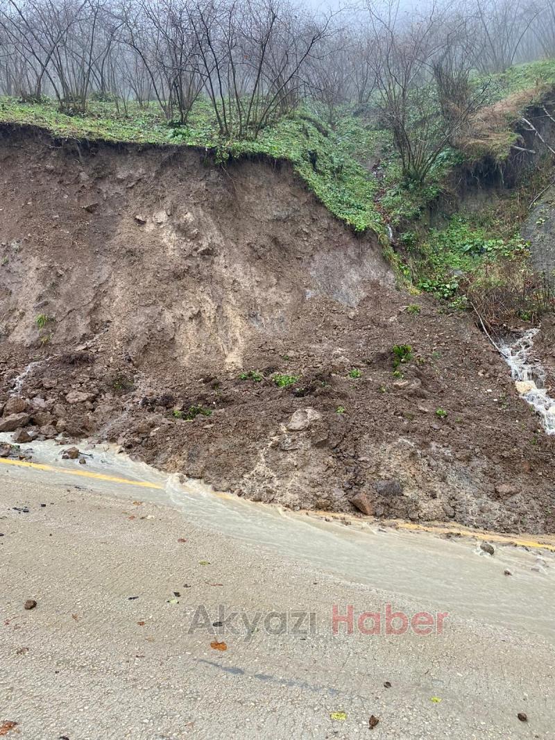 Akyazıda şiddetli yağış cadde ve sokaklara göle çevirdi