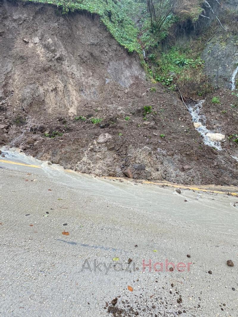Akyazıda şiddetli yağış cadde ve sokaklara göle çevirdi