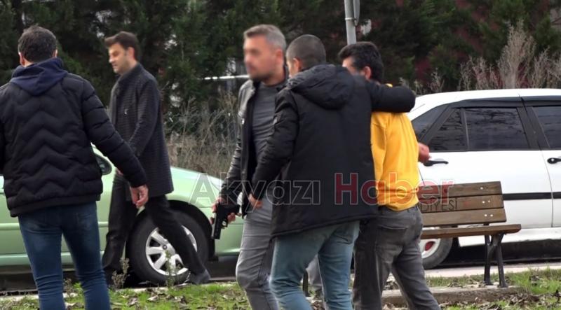 Parkın ortasında kız arkadaşını silahla rehin aldı