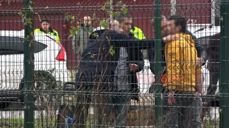 Parkın ortasında kız arkadaşını silahla rehin aldı