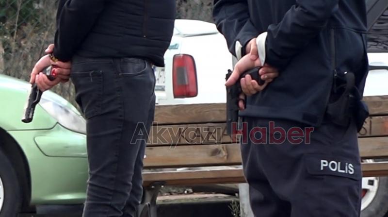 Parkın ortasında kız arkadaşını silahla rehin aldı