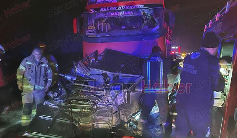 Otomobil iki tırın arasında ezildi: 1 ölü, 1 yaralı