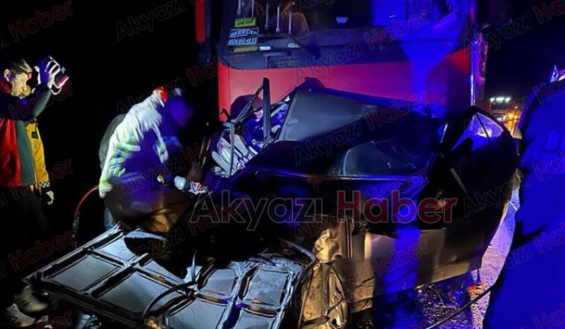 Otomobil iki tırın arasında ezildi: 1 ölü, 1 yaralı