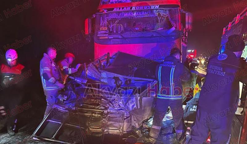 Otomobil iki tırın arasında ezildi: 1 ölü, 1 yaralı