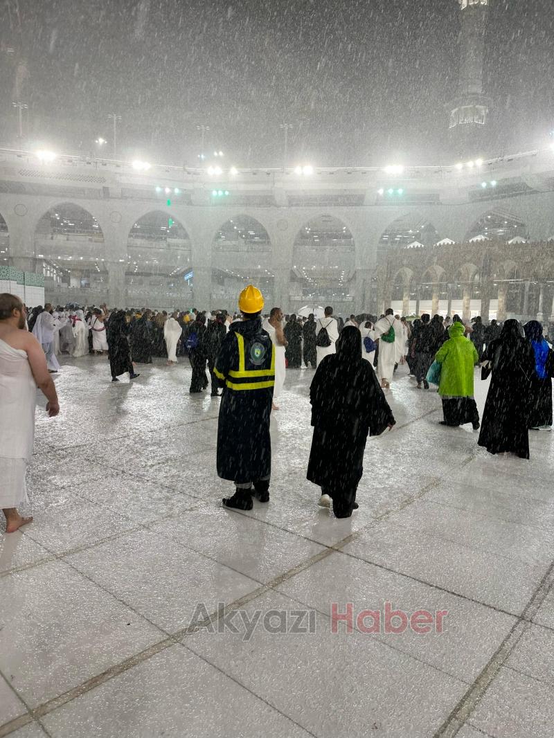 UKBA Turizm Umre Kafilesinin kutsal topraklarda yağmur sevinci