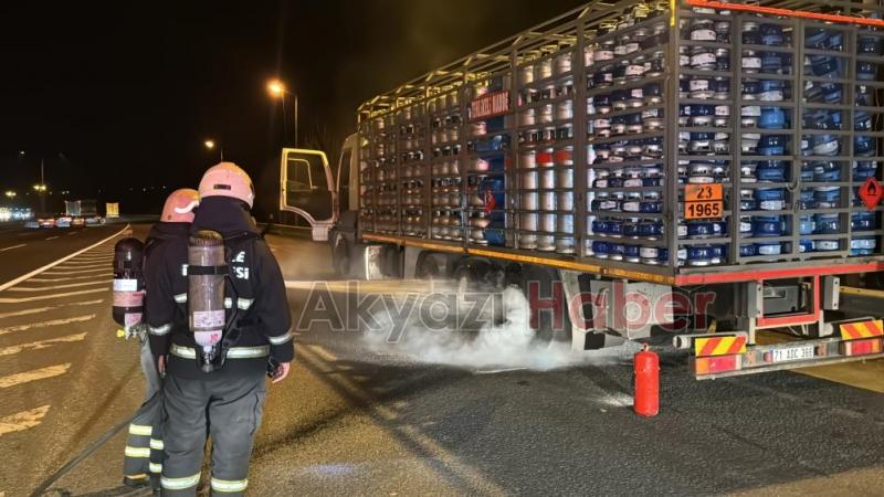 Otoyolda tüp yüklü kamyonda yangın