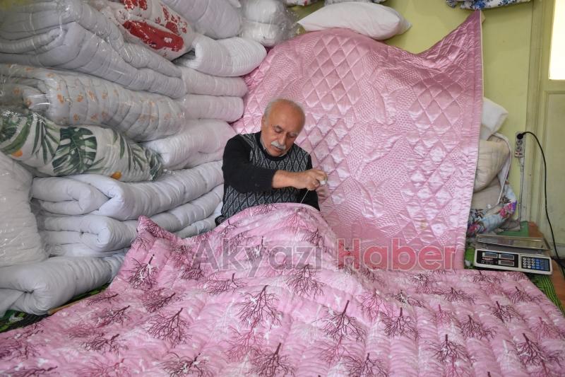 Rengarenk kumaşlarla yorgan dikerek geçen ömür