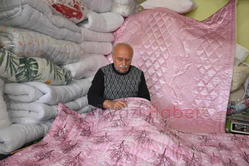 Rengarenk kumaşlarla yorgan dikerek geçen ömür