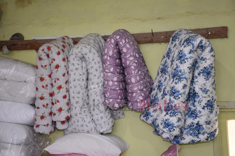 Rengarenk kumaşlarla yorgan dikerek geçen ömür