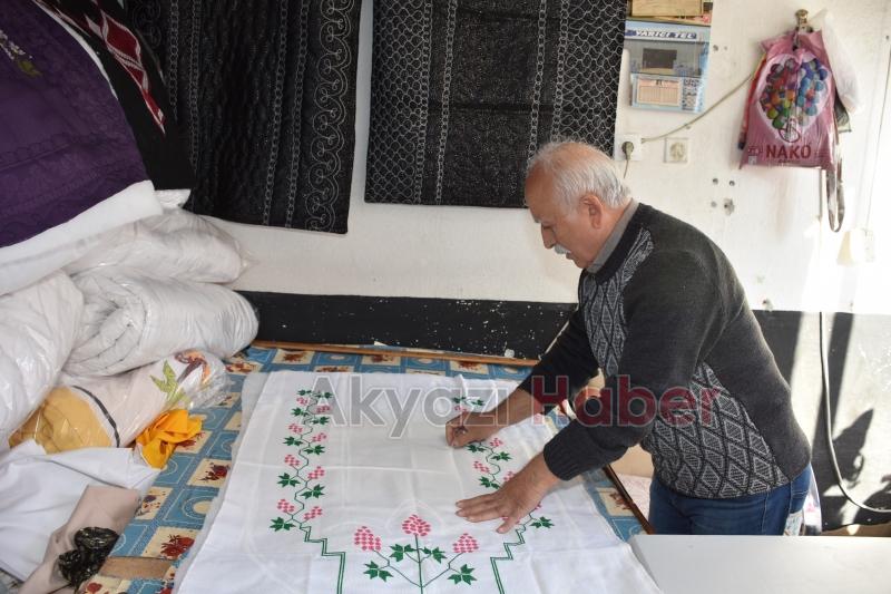 Rengarenk kumaşlarla yorgan dikerek geçen ömür