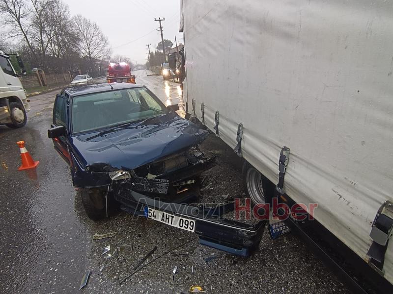 Akyazı'da meydana gelen kazada sürücü yaralandı