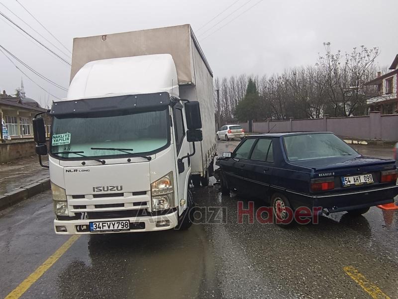 Akyazı'da meydana gelen kazada sürücü yaralandı