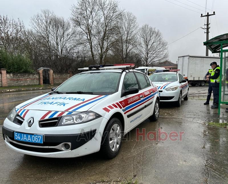 Akyazı'da meydana gelen kazada sürücü yaralandı