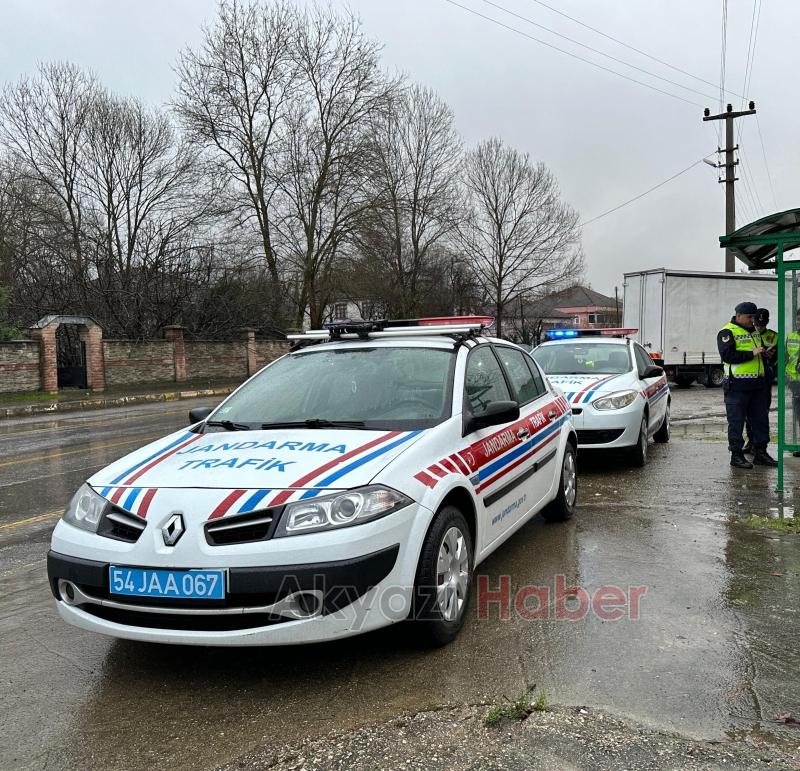 Akyazı'da meydana gelen kazada sürücü yaralandı