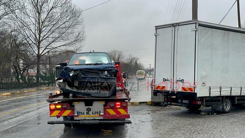 Akyazı'da meydana gelen kazada sürücü yaralandı