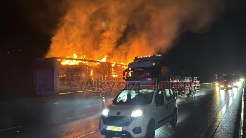 Pamuk yüklü dorse alev alev yandı