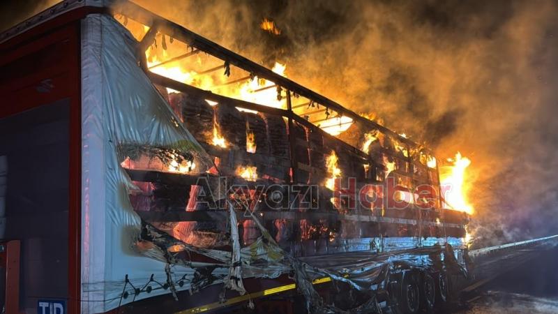 Pamuk yüklü dorse alev alev yandı