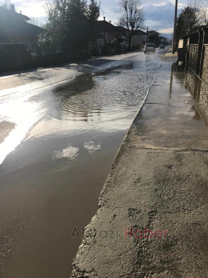 Caddede her yağmurda su birikintileri oluşuyor