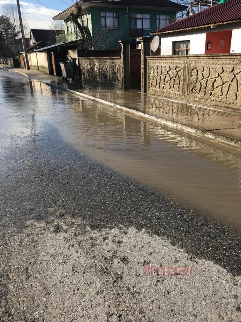 Caddede her yağmurda su birikintileri oluşuyor