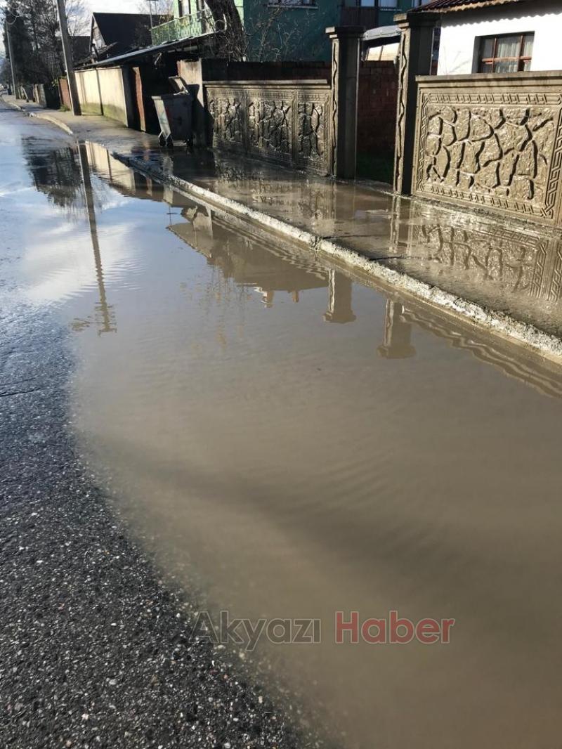 Caddede her yağmurda su birikintileri oluşuyor