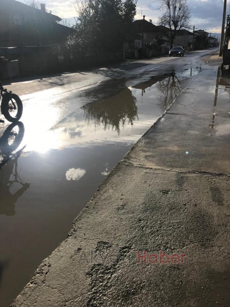 Caddede her yağmurda su birikintileri oluşuyor