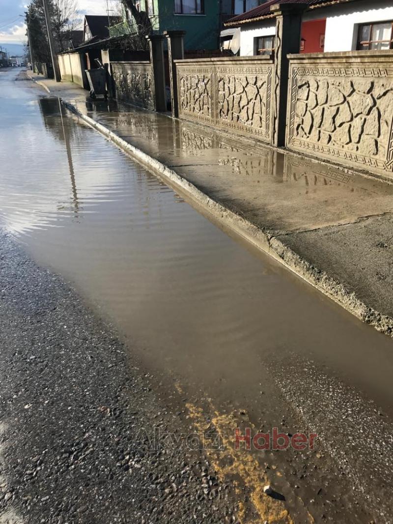Caddede her yağmurda su birikintileri oluşuyor