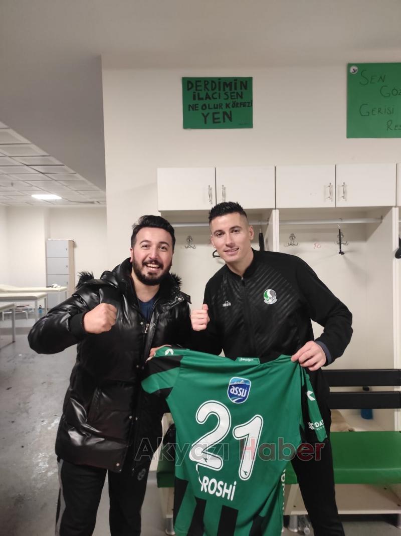 Roshinin formasını Gazzeye yardım için satıyor