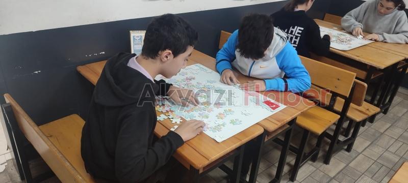 Akyazıda öğrenciler arasında Puzzle Turnuvası