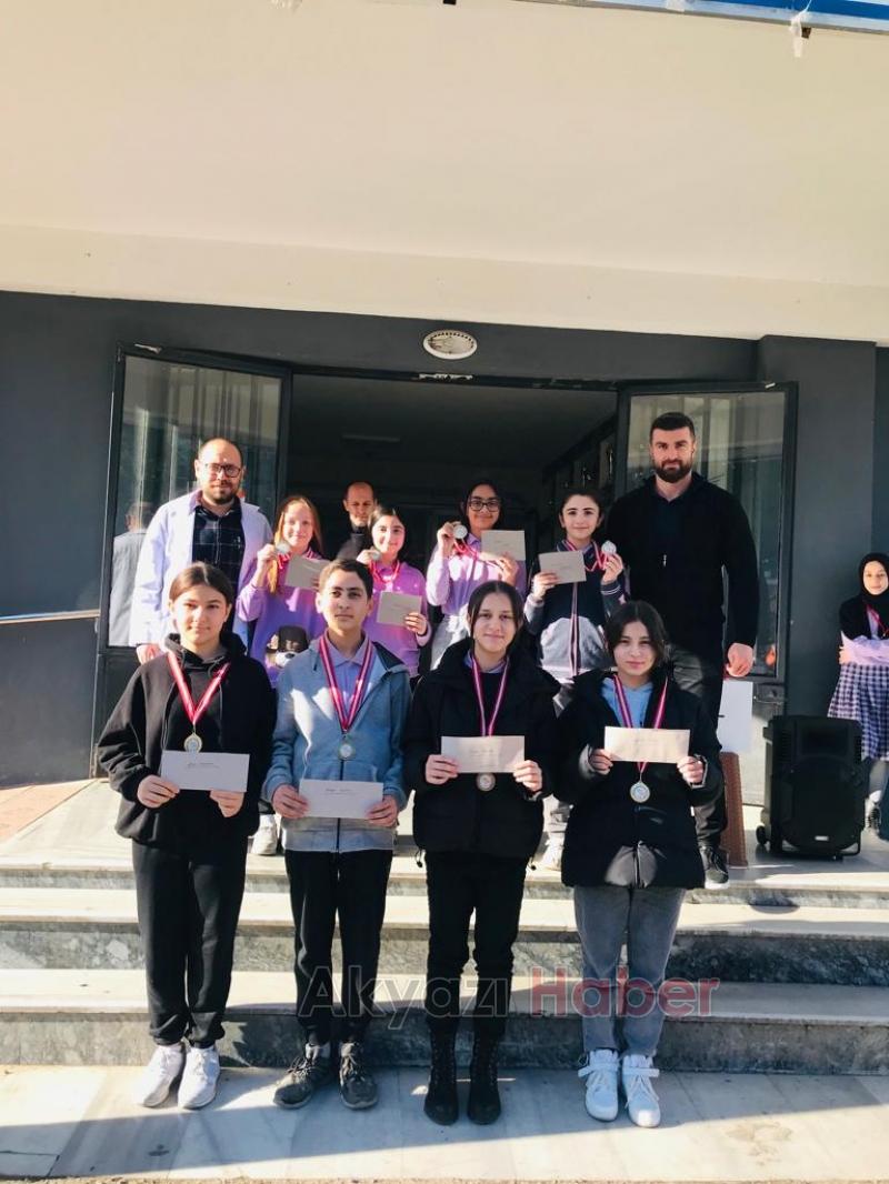 Akyazıda öğrenciler arasında Puzzle Turnuvası