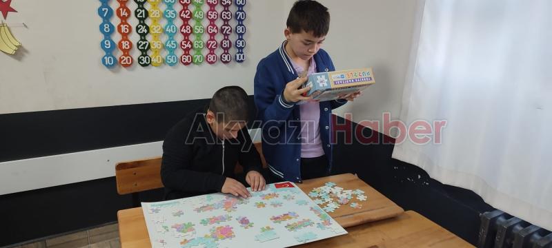 Akyazıda öğrenciler arasında Puzzle Turnuvası